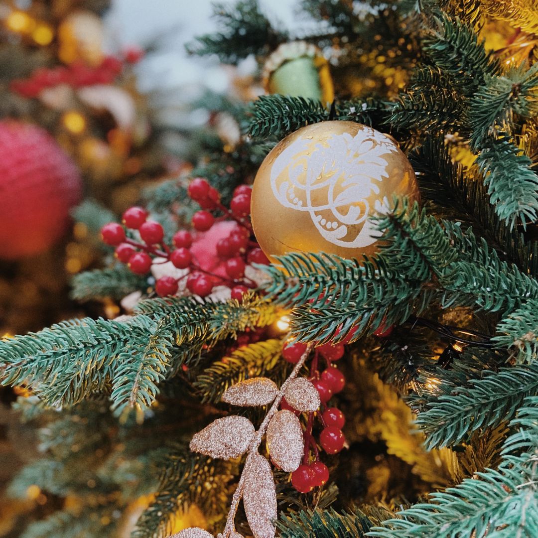 https://whytebirchinteriors.com/wp-content/uploads/2022/10/Traditional-Christmas-Styling-NJ.jpg